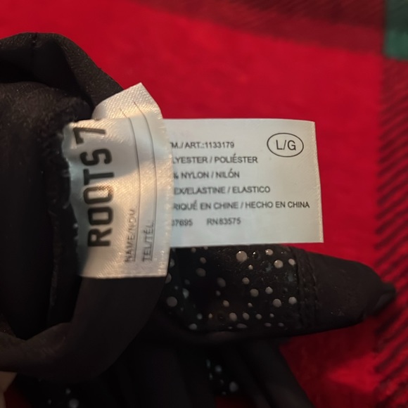 Girls Roots 73 gloves - New Without Tags - size Lg ( tiny) - Picture 4 of 4